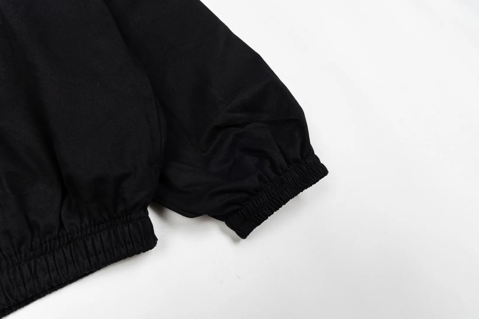 145 Acne Studios letter stand collar windproof jacket Retro loose casual jacket 🌞 Retro sports style stand collar jacket, Swedish brand Classic STOCKHOLM back print 🌞 Loose off-shoulder version, not picky about body shape, same style for men and women, daily layering artifact 🌞 Light woven fabric, mesh lining, Breathable and comfortable, just needed in spring and autumn 🌞 The hem + cuffs are elasticated to lock the fit and prevent wind from entering 🌞 Fully zipper design, easy to put on and take off, small logo on the front and large letters on the back, simple and recognizable 🌞 Available in black/Cream White, basic Versatile style, suitable for commuting and going out. Style number: ST 013# Color: Black White Size: S-2XL